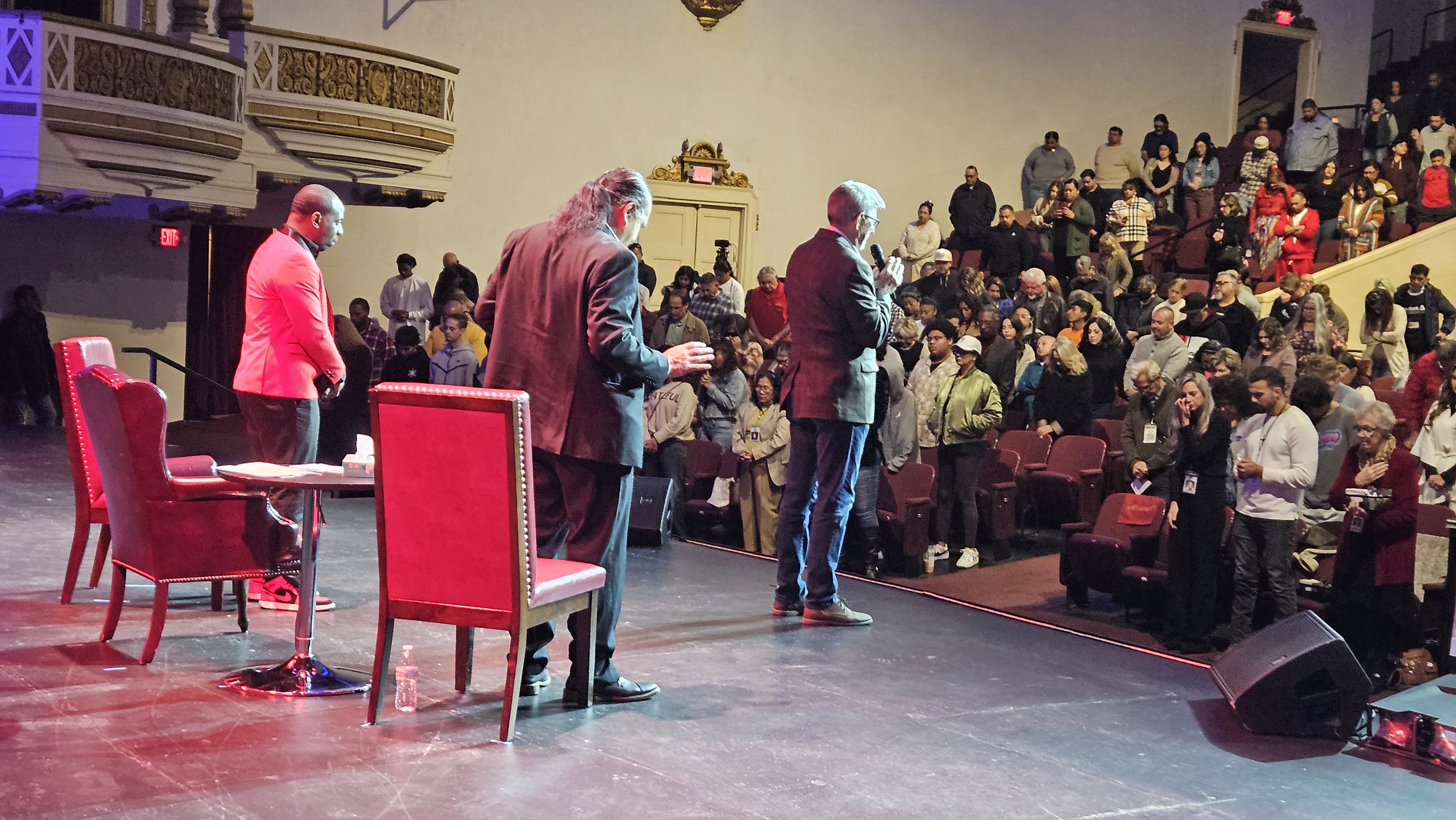 Hundreds responding during an altar call